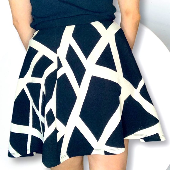 Flowy Abstract Black & White Skirt - Picture 3 of 3